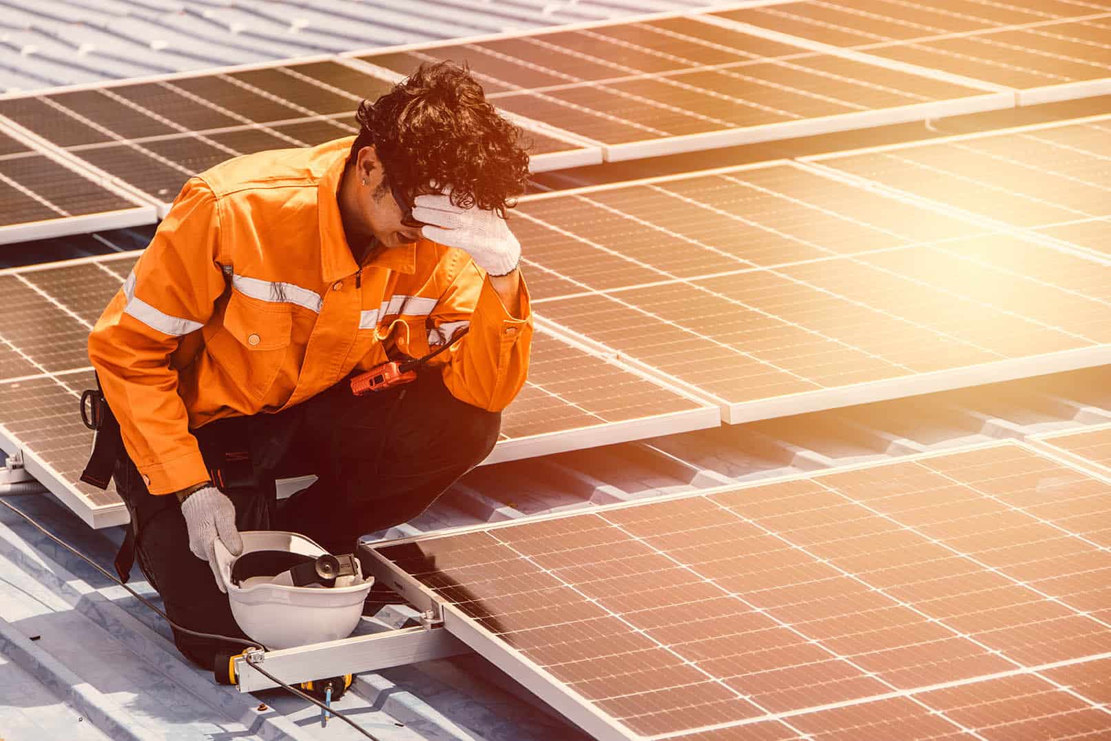 Zonnepanelen installateur controleert zonnepanelen op dak, milieuvriendelijk energieoplossing, duurzame energie, zonne-energie, energiebesparing, zonnepanelen onderhoud, groene energie, duurzame technologie.